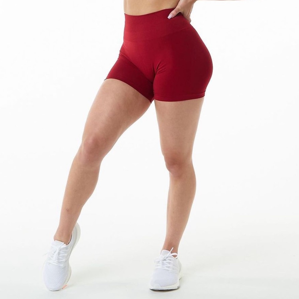 Alphalete Amplify short 4.5 - Scarlet